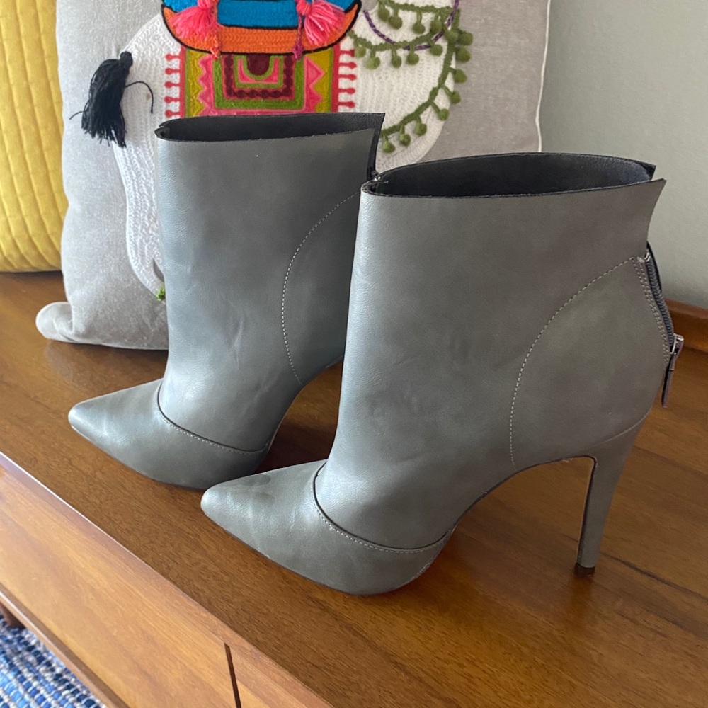 Michael Antonio NWOB Gray heels/booties